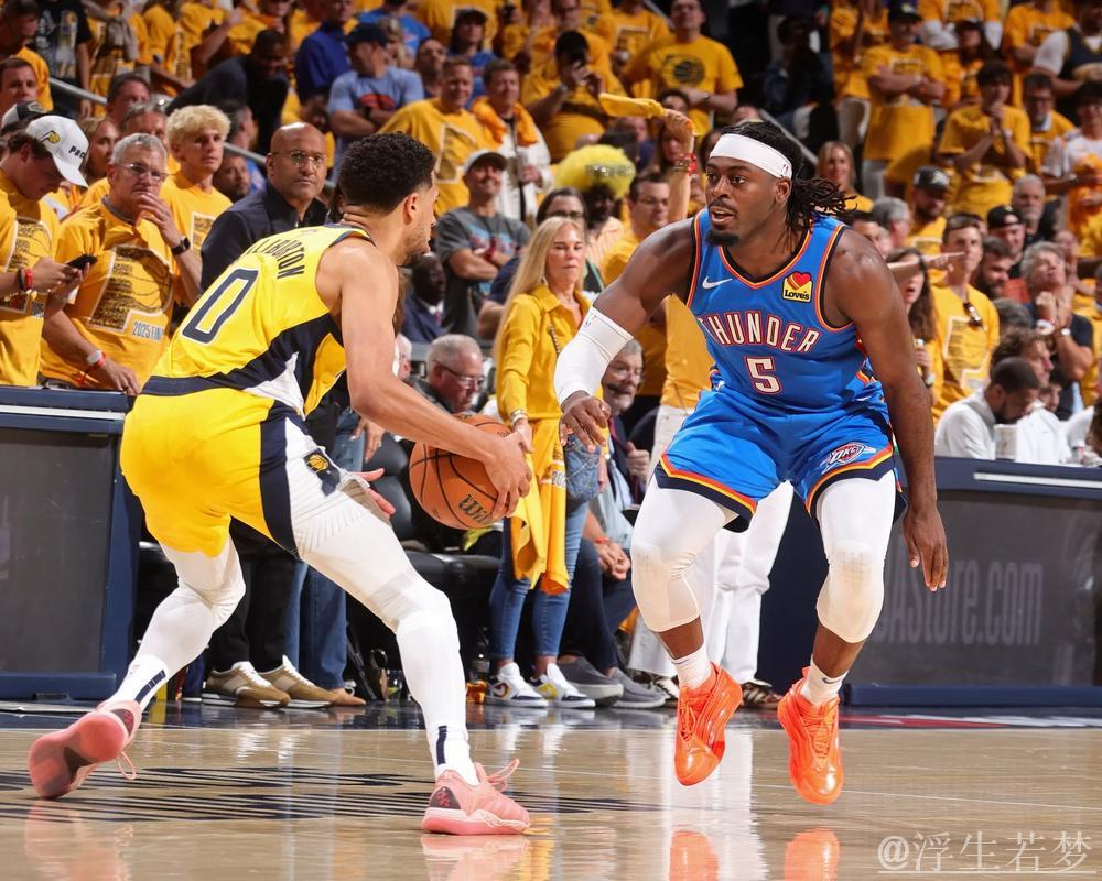 步行者再现失误,杰威断球快攻暴扣成功 步行者再现失误,杰威断球快攻暴扣成功