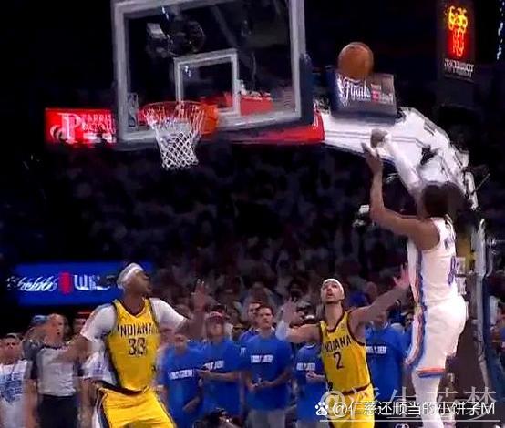 步行者再现失误,杰威断球快攻暴扣成功 步行者再现失误,杰威断球快攻暴扣成功